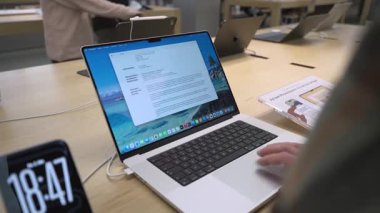 2 Ekim 2025. Münih, Almanya. MacBook Pro 2025 'in Münih Apple Store' da MacOS Sequoia ile yakın plan görüntüsü. Ziyaretçiler Apple 'ın en güçlü M4 Mac defterini araştırıyorlar