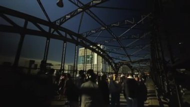 3 Ekim 2025. Münih, Almanya. Oktoberfest-Gaeste nutzen die Hackerbruecke, um zur Theresienwiese oder zum Bahnhof zu gelangen