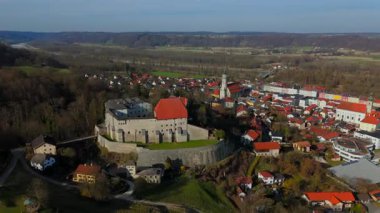 Tittmoning, Almanya 'nın tarihi merkezi: Burg Tittmoning, Klosterkirche Allerheiligen, St. Laurentius ve ilkbaharda çevresindeki çatılar. Avusturya yakınlarındaki Avrupa sınır kasabası.