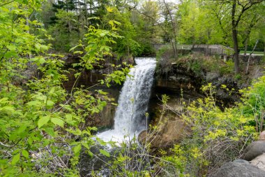 Minnehaha şelalesi Minneapolis, Minnesota 'da ağaçlar ve kayalarla çevrili. Yüksek kalite fotoğraf