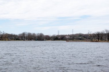 Minneapolis, Minnesota 'da bulutlu bir günde çekilmiş bir göl manzarası.