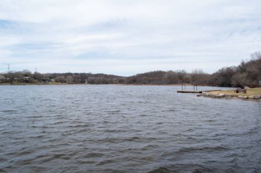 Minneapolis, Minnesota 'da bulutlu bir günde çekilmiş bir göl manzarası.