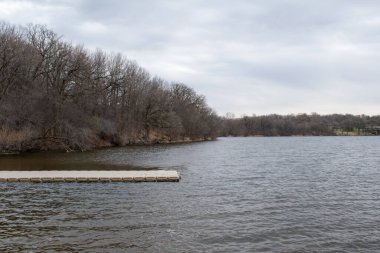 Minneapolis, Minnesota 'da bulutlu bir günde çekilmiş bir göl manzarası.