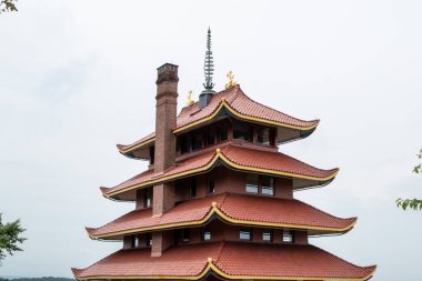 Ormana ve şehre bakan Asya 'lı bir Pagoda' nın özeti. Yüksek kaliteli fotoğraf Reading, Pennsylvania 'da çekildi..