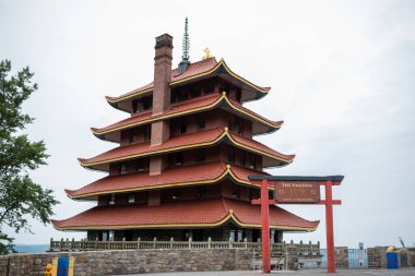 Ormana ve şehre bakan Asya 'lı bir Pagoda' nın özeti. Yüksek kaliteli fotoğraf Reading, Pennsylvania 'da çekildi..