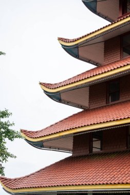 Ormana ve şehre bakan Asya 'lı bir Pagoda' nın özeti. Yüksek kaliteli fotoğraf Reading, Pennsylvania 'da çekildi..