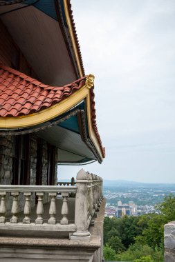 Ormana ve şehre bakan Asya 'lı bir Pagoda' nın özeti. Yüksek kaliteli fotoğraf Reading, Pennsylvania 'da çekildi..