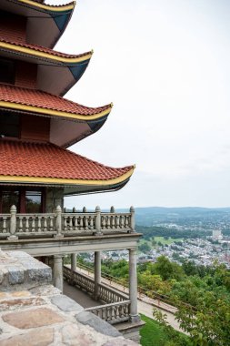 Ormana ve şehre bakan Asya 'lı bir Pagoda' nın özeti. Yüksek kaliteli fotoğraf Reading, Pennsylvania 'da çekildi..