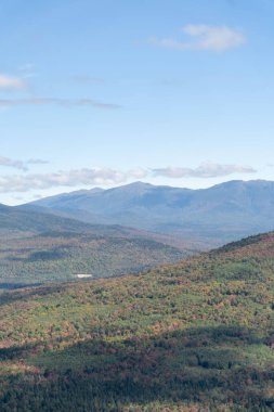Değişen ağaçlara ve diğer dağlara tepeden bakan bir dağın tepesinden bakıyor. White Mountain Ulusal Ormanı, New Hampshire 'da yüksek kaliteli fotoğraf..