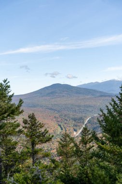 Değişen ağaçlara ve diğer dağlara tepeden bakan bir dağın tepesinden bakıyor. White Mountain Ulusal Ormanı, New Hampshire 'da yüksek kaliteli fotoğraf..