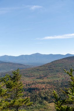 Değişen ağaçlara ve diğer dağlara tepeden bakan bir dağın tepesinden bakıyor. White Mountain Ulusal Ormanı, New Hampshire 'da yüksek kaliteli fotoğraf..