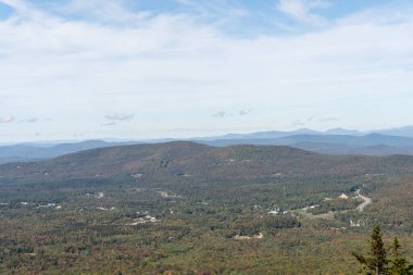 Değişen ağaçlara ve diğer dağlara tepeden bakan bir dağın tepesinden bakıyor. White Mountain Ulusal Ormanı, New Hampshire 'da yüksek kaliteli fotoğraf..