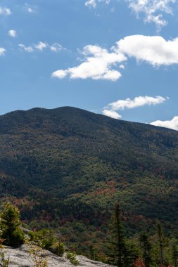 Değişen ağaçlara ve diğer dağlara tepeden bakan bir dağın tepesinden bakıyor. White Mountain Ulusal Ormanı, New Hampshire 'da yüksek kaliteli fotoğraf..