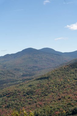 Değişen ağaçlara ve diğer dağlara tepeden bakan bir dağın tepesinden bakıyor. White Mountain Ulusal Ormanı, New Hampshire 'da yüksek kaliteli fotoğraf..