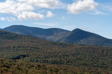 Değişen ağaçlara ve diğer dağlara tepeden bakan bir dağın tepesinden bakıyor. White Mountain Ulusal Ormanı, New Hampshire 'da yüksek kaliteli fotoğraf..