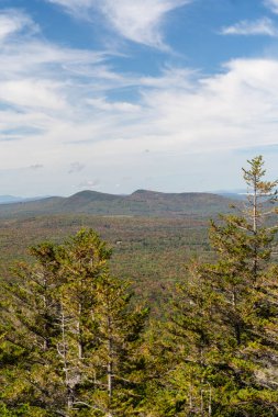Değişen ağaçlara ve diğer dağlara tepeden bakan bir dağın tepesinden bakıyor. White Mountain Ulusal Ormanı, New Hampshire 'da yüksek kaliteli fotoğraf..