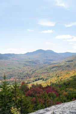 Değişen ağaçlara ve diğer dağlara tepeden bakan bir dağın tepesinden bakıyor. White Mountain Ulusal Ormanı, New Hampshire 'da yüksek kaliteli fotoğraf..