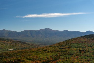 Değişen ağaçlara ve diğer dağlara tepeden bakan bir dağın tepesinden bakıyor. White Mountain Ulusal Ormanı, New Hampshire 'da yüksek kaliteli fotoğraf..