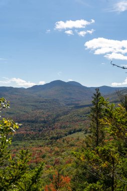 Değişen ağaçlara ve diğer dağlara tepeden bakan bir dağın tepesinden bakıyor. White Mountain Ulusal Ormanı, New Hampshire 'da yüksek kaliteli fotoğraf..