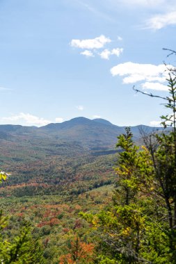 Değişen ağaçlara ve diğer dağlara tepeden bakan bir dağın tepesinden bakıyor. White Mountain Ulusal Ormanı, New Hampshire 'da yüksek kaliteli fotoğraf..