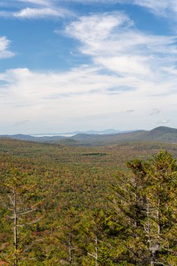 Değişen ağaçlara ve diğer dağlara tepeden bakan bir dağın tepesinden bakıyor. White Mountain Ulusal Ormanı, New Hampshire 'da yüksek kaliteli fotoğraf..