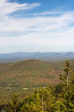 Değişen ağaçlara ve diğer dağlara tepeden bakan bir dağın tepesinden bakıyor. White Mountain Ulusal Ormanı, New Hampshire 'da yüksek kaliteli fotoğraf..