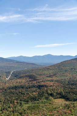 Değişen ağaçlara ve diğer dağlara tepeden bakan bir dağın tepesinden bakıyor. White Mountain Ulusal Ormanı, New Hampshire 'da yüksek kaliteli fotoğraf..