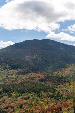 Değişen ağaçlara ve diğer dağlara tepeden bakan bir dağın tepesinden bakıyor. White Mountain Ulusal Ormanı, New Hampshire 'da yüksek kaliteli fotoğraf..