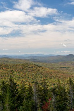 Değişen ağaçlara ve diğer dağlara tepeden bakan bir dağın tepesinden bakıyor. White Mountain Ulusal Ormanı, New Hampshire 'da yüksek kaliteli fotoğraf..
