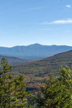 Değişen ağaçlara ve diğer dağlara tepeden bakan bir dağın tepesinden bakıyor. White Mountain Ulusal Ormanı, New Hampshire 'da yüksek kaliteli fotoğraf..