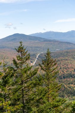 Değişen ağaçlara ve diğer dağlara tepeden bakan bir dağın tepesinden bakıyor. White Mountain Ulusal Ormanı, New Hampshire 'da yüksek kaliteli fotoğraf..