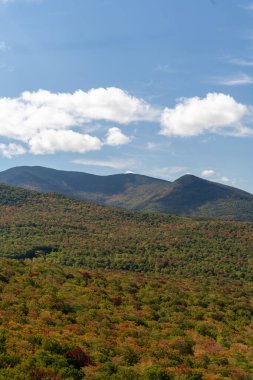 Değişen ağaçlara ve diğer dağlara tepeden bakan bir dağın tepesinden bakıyor. White Mountain Ulusal Ormanı, New Hampshire 'da yüksek kaliteli fotoğraf..