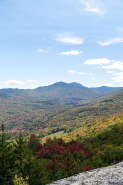 Değişen ağaçlara ve diğer dağlara tepeden bakan bir dağın tepesinden bakıyor. White Mountain Ulusal Ormanı, New Hampshire 'da yüksek kaliteli fotoğraf..