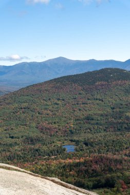 Değişen ağaçlara ve diğer dağlara tepeden bakan bir dağın tepesinden bakıyor. White Mountain Ulusal Ormanı, New Hampshire 'da yüksek kaliteli fotoğraf..