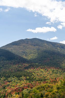 Değişen ağaçlara ve diğer dağlara tepeden bakan bir dağın tepesinden bakıyor. White Mountain Ulusal Ormanı, New Hampshire 'da yüksek kaliteli fotoğraf..