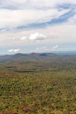 Değişen ağaçlara ve diğer dağlara tepeden bakan bir dağın tepesinden bakıyor. White Mountain Ulusal Ormanı, New Hampshire 'da yüksek kaliteli fotoğraf..