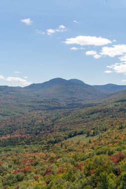 Değişen ağaçlara ve diğer dağlara tepeden bakan bir dağın tepesinden bakıyor. White Mountain Ulusal Ormanı, New Hampshire 'da yüksek kaliteli fotoğraf..