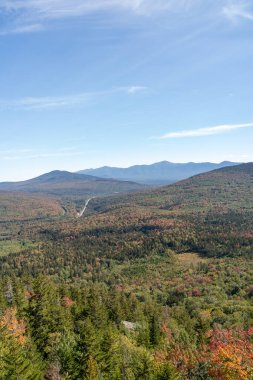 Değişen ağaçlara ve diğer dağlara tepeden bakan bir dağın tepesinden bakıyor. White Mountain Ulusal Ormanı, New Hampshire 'da yüksek kaliteli fotoğraf..