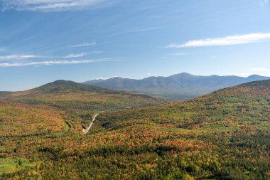 Değişen ağaçlara ve diğer dağlara tepeden bakan bir dağın tepesinden bakıyor. White Mountain Ulusal Ormanı, New Hampshire 'da yüksek kaliteli fotoğraf..