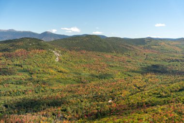 Değişen ağaçlara ve diğer dağlara tepeden bakan bir dağın tepesinden bakıyor. White Mountain Ulusal Ormanı, New Hampshire 'da yüksek kaliteli fotoğraf..