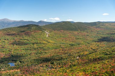 Değişen ağaçlara ve diğer dağlara tepeden bakan bir dağın tepesinden bakıyor. White Mountain Ulusal Ormanı, New Hampshire 'da yüksek kaliteli fotoğraf..