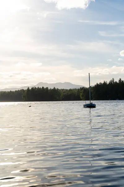 stock image A gorgeous view of a sailboat on Lake Conway in New Hampshire during sunset. A high-quality photo taken in New Hampshire.