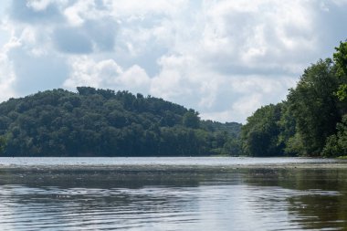 Minnesota 'daki bir eyalet parkında ağaçlarla çevrili su, nehir ve göl manzaraları. Yüksek kaliteli bir fotoğraf..