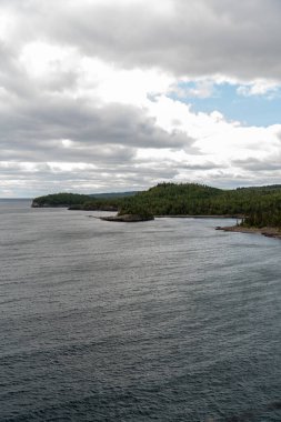 Minnesota 'daki Superior Gölü' nün kayalık kıyı şeridinin muhteşem manzarası. Minnesota 'da yüksek kaliteli bir fotoğraf..