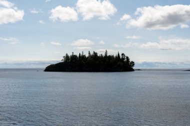 Suların, nehirlerin ve göllerin manzarası Superior Gölü 'nde ağaçlarla çevrili. Yüksek kaliteli bir fotoğraf..