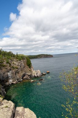 Minnesota 'daki Superior Gölü' nün kayalık kıyı şeridinin muhteşem manzarası. Minnesota 'da yüksek kaliteli bir fotoğraf..