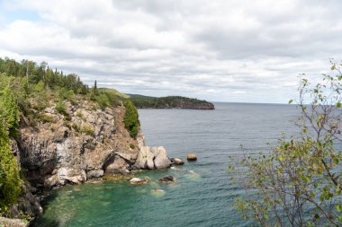 Minnesota 'daki Superior Gölü' nün kayalık kıyı şeridinin muhteşem manzarası. Minnesota 'da yüksek kaliteli bir fotoğraf..