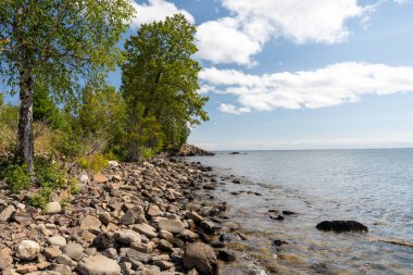 Minnesota 'daki Superior Gölü' nün kayalık kıyı şeridinin muhteşem manzarası. Minnesota 'da yüksek kaliteli bir fotoğraf..