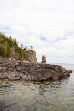 Superior Gölü 'nün kayalık kıyısındaki Split Rock Deniz Feneri' nin güzel bir manzarası. Duluth, North Shore, Superior Gölü, Minnesota 'da çekilmiş su, göl, kaya, ağaç ve bitkilerin yüksek kaliteli bir fotoğrafı..