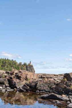 Superior Gölü 'nün kayalık kıyısındaki Split Rock Deniz Feneri' nin güzel bir manzarası. Duluth, North Shore, Superior Gölü, Minnesota 'da çekilmiş su, göl, kaya, ağaç ve bitkilerin yüksek kaliteli bir fotoğrafı..